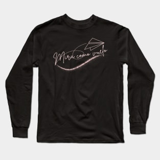 Motivational phrase in Spanish: Look how I fly, with a white paper plane. Long Sleeve T-Shirt